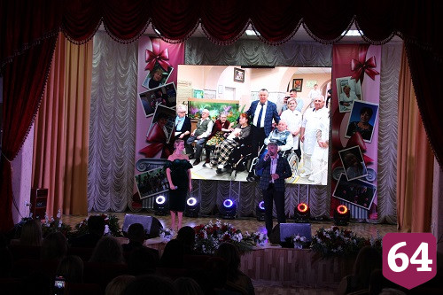 В Энгельсском доме-интернате поздравили сотрудников с профессиональными праздниками